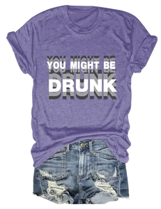 Détail du t-shirt violet chiné avec texte et short en jean déchiré pour un look été