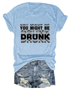 Tenue à plat avec t-shirt bleu clair à texte graphique et short en jean vieilli