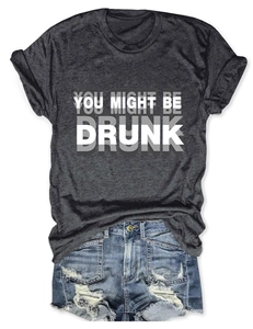 Détail d'un t-shirt gris avec slogan et short en jean pour un look décontracté
