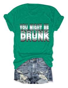 Détail du t-shirt vert imprimé et du short en jean délavé aux finitions effilochées