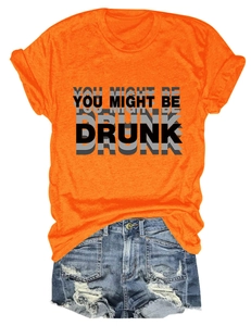 T-shirt orange avec imprimé 'You Might Be Drunk' et short en jean aux bords effilochés
