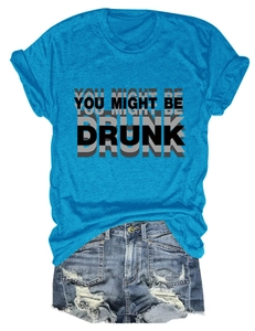 T-shirt bleu avec imprimé 'YOU MIGHT BE DRUNK' et short en jean déchiré à plat