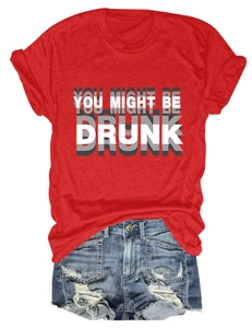 Détail du texte You Might Be Drunk sur T-shirt rouge avec short en jean délavé troué
