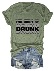 T-shirt vert You Might Be Drunk posé à plat avec un short en jean bleu délavé
