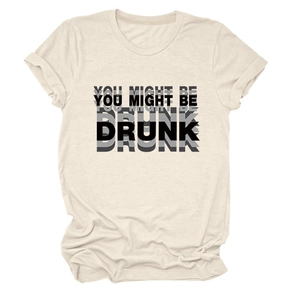 Vue détaillée de l'imprimé You Might Be Drunk sur le T-shirt en coton beige col rond