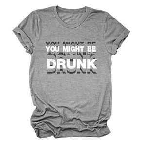 Détail du t-shirt gris avec impression floue du texte You Might Be Drunk