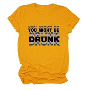 Détail de l'imprimé You Might Be Drunk sur un t-shirt en coton jaune gingembre