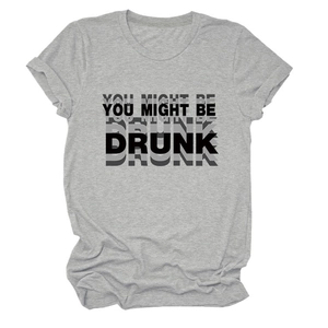 Détail d'un t-shirt gris col rond avec imprimé artistique YOU MIGHT BE DRUNK