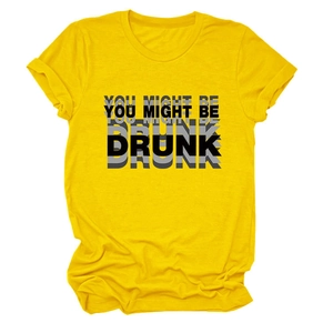 Détail d'un t-shirt en coton jaune avec l'imprimé graphique YOU MIGHT BE DRUNK audacieux