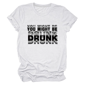 Détail de l'imprimé YOU MIGHT BE DRUNK avec effet flou gris sur t-shirt blanc col rond