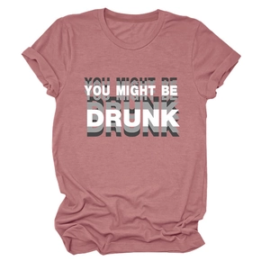 Détail de l'imprimé 'YOU MIGHT BE DRUNK' sur un t-shirt col rond couleur rose poudré