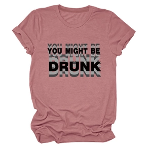 Détail du t-shirt rose grisâtre avec col rond et imprimé graphique YOU MIGHT BE DRUNK