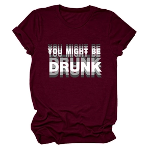 Détail du t-shirt bordeaux avec le slogan 'YOU MIGHT BE DRUNK' et effet de mouvement