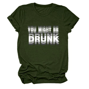 Gros plan du texte You Might Be Drunk sur un t-shirt en coton vert olive à manches roulées