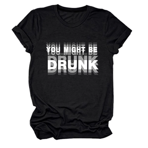Détail de l'imprimé You Might Be Drunk sur un t-shirt noir à col rond en coton