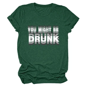 T-shirt vert foncé à plat avec l'inscription 'YOU MIGHT BE DRUNK' et effet d'ombre