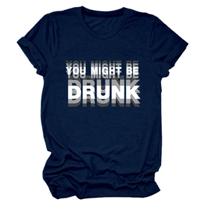 Détail du t-shirt bleu marine avec l'imprimé à effet d'ombre You Might Be Drunk