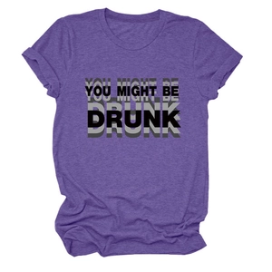 Détail du t-shirt violet en coton mélangé avec l'imprimé du slogan YOU MIGHT BE DRUNK