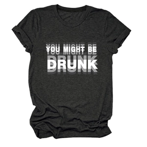 T-shirt gris foncé à plat avec impression du slogan You Might Be Drunk