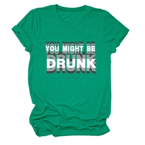 Détail du t-shirt vert émeraude avec impression floue du slogan YOU MIGHT BE DRUNK