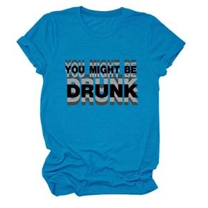 Détail de l'imprimé You Might Be Drunk sur t-shirt bleu vif à manches courtes en coton