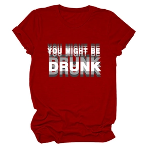 Détail du t-shirt rouge en coton avec col rond et impression du slogan original