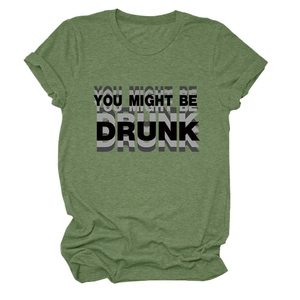 Vue détaillée du T-shirt vert en coton avec impression 'YOU MIGHT BE DRUNK' stylée