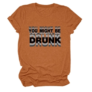 Détail d'un t-shirt orange brûlé avec texte graphique You Might Be Drunk et coton doux