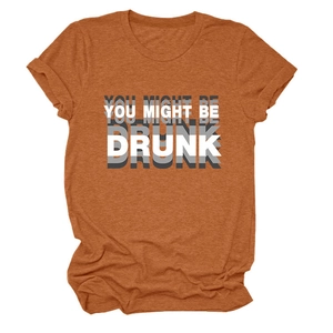 Détail de l'imprimé You Might Be Drunk sur t-shirt orange à col rond en coton