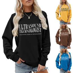 Detail von weichen Langarm-Sweatshirts für Ultraschalltechniker in vier verschiedenen Farben
