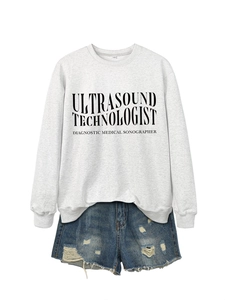 Flachbild-Detail eines grauen Sweatshirts mit Ultraschall-Druck und Denim-Shorts