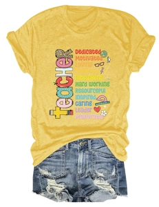 Flat lay di maglietta grafica per insegnanti giallo senape e pantaloncini di jeans strappati