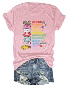 Dettaglio della maglietta rosa in cotone con scritta Teacher e pantaloncini di jeans