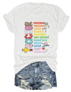 T-shirt bianca girocollo con stampa a tema insegnante e pantaloncini di jeans blu
