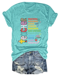 Completo con t-shirt turchese da insegnante e pantaloncini di jeans blu strappati
