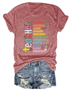 T-shirt con grafica da insegnante e pantaloncini in denim strappati su sfondo bianco
