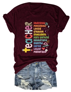 T-shirt bordeaux con grafica Teacher abbinata a shorts in denim sfilacciati da donna