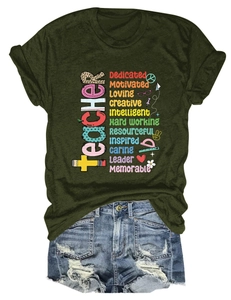 Dettaglio in piano di una t-shirt verde oliva da insegnante e pantaloncini di jeans