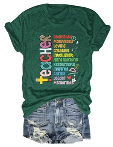 Dettaglio della t-shirt da insegnante verde scuro con scritte e pantaloncini in denim