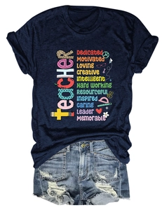 T-shirt blu scuro a tema insegnante con pantaloncini di jeans presentata in piano