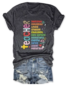 T-shirt grigia mélange a tema insegnante e pantaloncini di jeans blu strappati