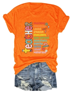 T-shirt arancione da insegnante con stampa creativa e pantaloncini in denim usurati