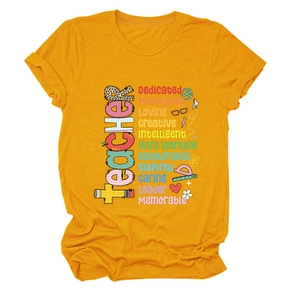 Dettaglio della t-shirt giallo zenzero a tema insegnante con grafiche educative