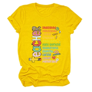 Dettaglio della stampa colorata creativa sulla t-shirt gialla a maniche corte da donna