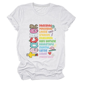 Dettaglio della stampa Teacher con trama leopardata e icone scolastiche su t-shirt bianca