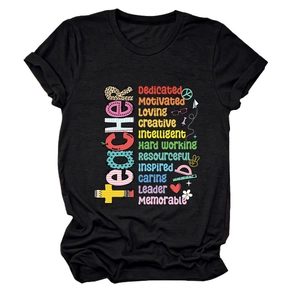 Dettaglio della t-shirt nera a tema insegnante con stampa artistica di parole educative
