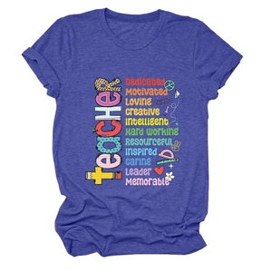 Dettaglio della stampa slogan insegnante e icone di cancelleria sulla t-shirt blu