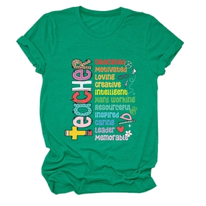 Dettaglio di una t-shirt verde smeraldo con stampa colorata motivazionale per insegnanti