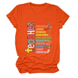 Dettaglio della t-shirt arancione per insegnanti con tipografia motivazionale verticale
