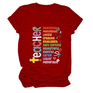 Dettaglio ravvicinato della t-shirt da insegnante rosso scuro con icone creative